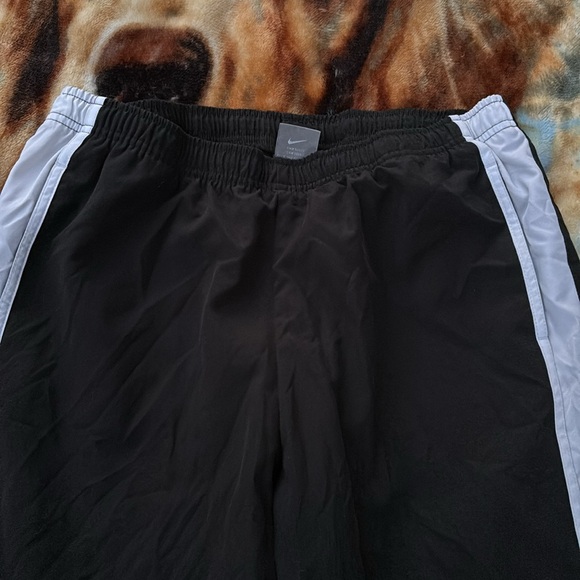 Nike Black Elastic Waist Capris Pants Athletic Activewear White Stripes L 12-14 - Picture 11 of 16